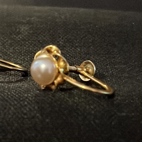 VINTAGE 10K PEARL SCREW BACK EARRINGS - Picture 2 of 5